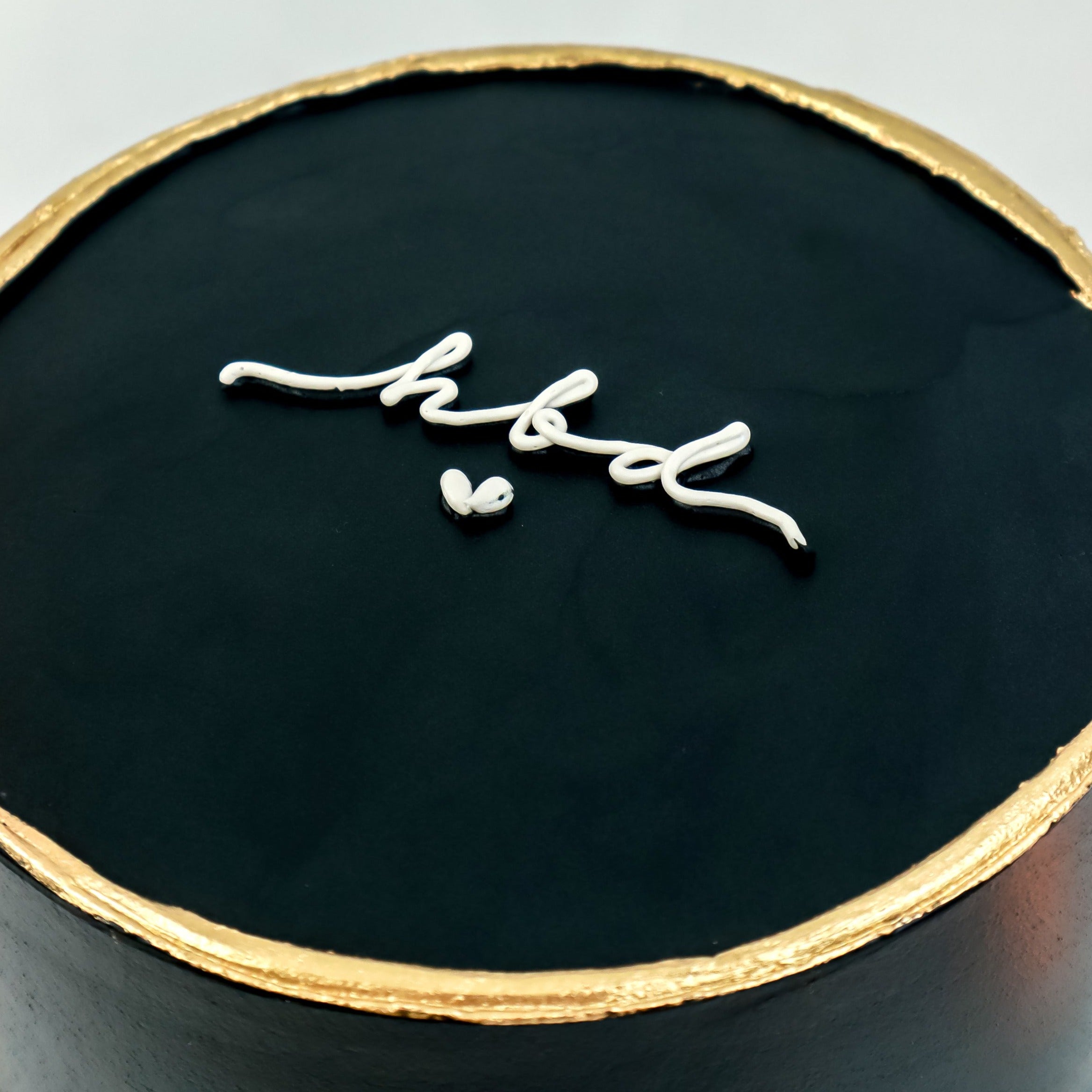 Gold-Rimmed Signature Aegyo Cake Slot Reservation